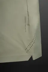 Shorts de entrenamiento negros confeccionados en tejido técnico ligero y elástico, con cintura elástica ajustable con cordón interior, bolsillos frontales y bolsillo trasero con cierre de cremallera. Bajo con acabado termofijado y aberturas laterales.