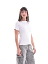 Remera básica negra de manga corta y cuello redondo.