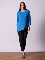 Blusa verde en tejido acanalado, marca Ruby Rd. Largo de mangas ¾ con abertura y botones. Terminación de ruedo asimétrico.
