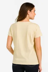 Remera blanca de algodón con estampado de langosta roja y texto en azul y amarillo.