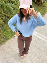 Pantalón de vestir color beige, de corte recto y tiro alto, con cinturón ancho de la misma tela y hebilla rectangular.