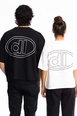 Remera verde militar con efecto gastado, corte oversize y estampado frontal con logo circular en color crudo.