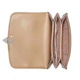 Bandolera Guess Esmeray color beige con correa ajustable y logo triangular metálico en el frente.