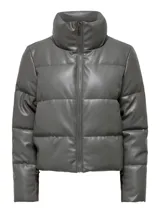 Campera puffer gris de cuero sintético con cuello alto, cierre frontal con cremallera y bolsillos laterales. Acolchada con forro de poliéster.