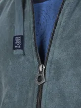 Campera con capucha de toalla de algodón color verde azulado, con cierre frontal y bolsillos laterales.