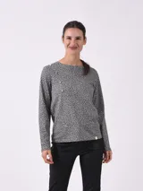 Remera de mangas largas con estampado abstracto en tonos grises y negros, con botones dorados en el hombro.
