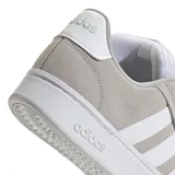 Championes Adidas Grand Court Alpha, color gris con detalles en blanco. Inspirados en el tenis de los años 80, confeccionados en material sintético tipo nobuk con entresuela Cloudfoam y suela de goma.