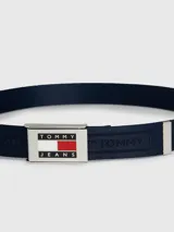 Cinturón azul marino de poliéster reciclado con hebilla metálica plateada con el logo de Tommy Jeans.