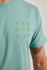 Remera verde con estampado en el pecho que dice "The Energy".