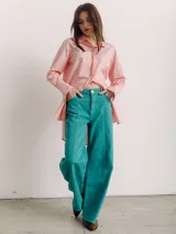 Pantalón de jean wide leg color verde agua con costuras verticales al frente.