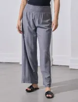Pantalón ancho de lino, color azul con estampado de flores pequeñas, con pretina ancha en punto smock.