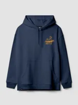 Sudadera con capucha azul marino, con bolsillo tipo canguro y cordones ajustables. Estampado pequeño en el pecho y estampado grande en la espalda, ambos en color naranja.
