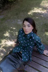 Camisa negra con estampado de flores y libelulas, con cuello clásico, mangas largas abullonadas y fruncido tipo corset.