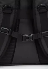 Mochila de viaje negra con múltiples compartimentos y correas ajustables. Incluye compartimento acolchado para laptop, espalda y mangos acolchados, hebillas en el pecho, panel trasero transpirable, compartimentos de micromalla para ropa, compartimento a prueba de derrames, bolsillos exteriores de acceso rápido, organizadores internos y asa de enganche a la maleta.