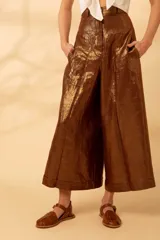Pantalón de lino 100% color camel, de tiro alto y diseño de pata de elefante con acabado en lurex.
