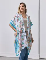 Kimono tejido con estampado floral multicolor, terminación de ruedo con borlas y mangas cortas con borde celeste.