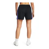 Short deportivo Under Armour Challenger Knit negro con logo blanco en la pierna izquierda.
