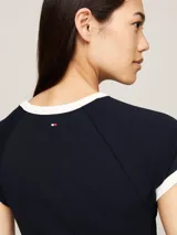 Remera azul marino de algodón con cuello redondo y mangas cortas con ribete blanco. Logo de Tommy Hilfiger bordado en el pecho.