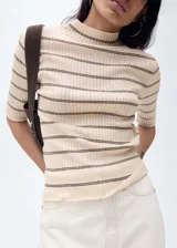Jersey de punto de canalé color crema con rayas horizontales finas color marrón, cuello perkins y manga tres cuartos.
