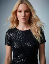 Vestido corto de lentejuelas marca Ninety, con cuello a la base y mangas cortas. Cuenta con forro interno a tono y un calce entallado.