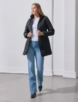 Campera negra capitoneada marca Weatherproof, con capucha desmontable, cierre central y bolsillos delanteros.