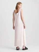 Vestido largo de punto de algodón color rosa claro, con cuello redondo y corte holgado.