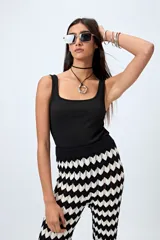 Body de lycra con estampado animal print de leopardo, escote cuadrado y breteles anchos.