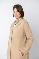 Tapado largo color beige de faux dama, con capucha y bolsillos laterales.