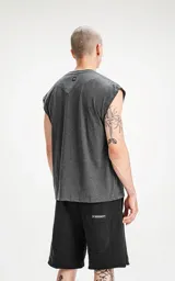 Musculosa gris de corte holgado, con cuello redondo y sisas amplias.