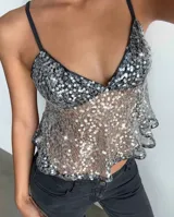 Top plateado con lentejuelas, breteles finos y escote en V.