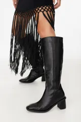 Bucanera de caña alta confeccionada en cuero con textura croco y cierre lateral. Hechas en Uruguay.