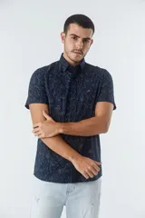Camisa de hombre de manga corta con estampado floral, corte slim, cartera abotonada y logo bordado.