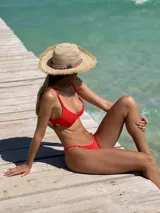 Top de bikini azul eléctrico con textura tejida, modelo de aro con copas removibles, tirantes finos ajustables y cierre de gancho en la espalda.