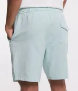 Bermuda casual de hombre color celeste, hecha en tela texturizada, con cintura elástica, cordón, bolsillo trasero con solapa y detalle de costura horizontal en las piernas.