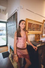 Vestido corto con estampado animal print, escote halter y falda irregular.