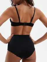 Bombacha de tiro alto, color negro, con efecto de compresión y terminaciones lisas.