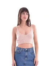 Musculosa corta tejida color rosado con breteles finos.