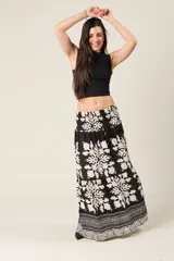 Falda larga color crema con estampado floral en verde oliva, cintura elastizada tipo smock y cordón ajustable con borlas.