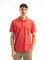 Remera polo verde con cuello y mangas con borde blanco, confeccionada en algodón.