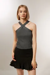 Top cropped gris metalizado con cuello halter y detalle de studs.