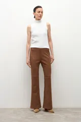 Leggings de tiro alto confeccionados en tejido símil gamuza color tostado, con diseño de pierna acampanada y costuras decorativas a la altura de la rodilla.