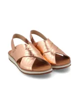 Sandalia plateada con tiras cruzadas con textura tipo piel de cocodrilo, suela blanca y tira trasera elástica.