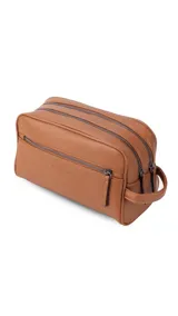 Neceser unisex marrón de símil cuero, con doble compartimento superior y bolsillo frontal con cierre. Asa lateral para fácil transporte.