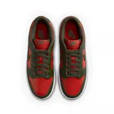 Championes Nike Dunk Low Retro, color rojo y verde oliva, con suela blanca y cordones verde oliva.