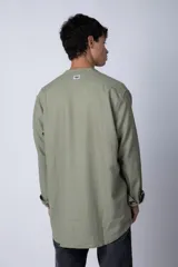 Camisa negra de lino con cuello mao, manga larga y corte clásico. Cierre frontal con botones.