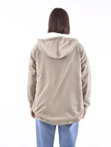 Campera color beige con interior de piel sintética blanca, capucha, cierre frontal con botones a presión, bolsillos laterales con solapa y puños elásticos.
