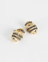 Par de aros dorados con forma ovalada y con incrustaciones de strass negros.