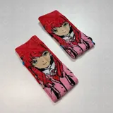Par de medias rojas con estampado de personaje de anime con pelo rojo y uniforme rosa.