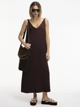Vestido marrón de lino con breteles finos y escote en V, de corte recto y largo midi.