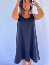 Vestido playero blanco de algodón con pespuntes azules, corte recto y sin mangas.